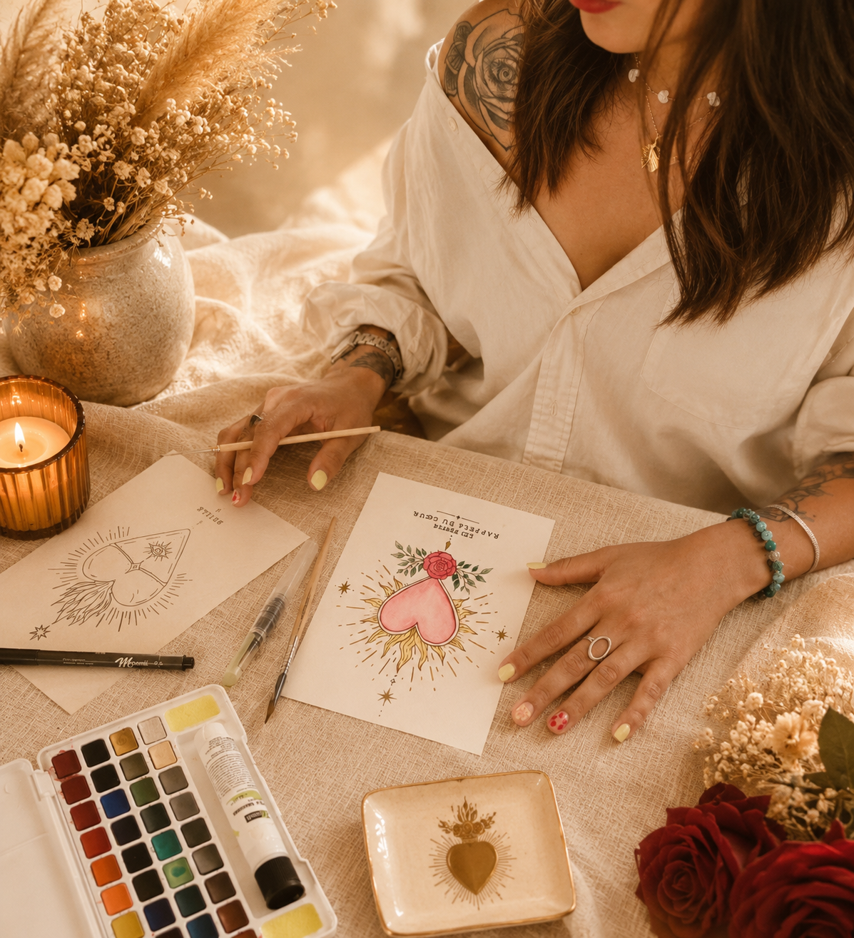 Aquarelle « Brille » posée parmi les fleurs séchées et la palette